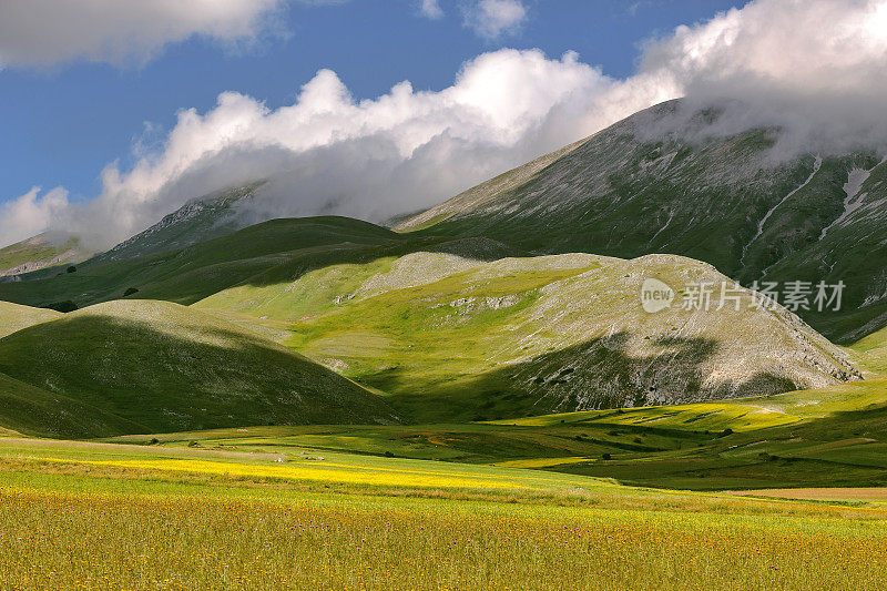 Piano Grande di Castelluccio(意大利)，绿色山丘上的村庄